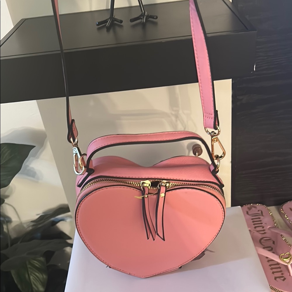 Heart-Shaped Pink Handbag - Picture 4 of 7